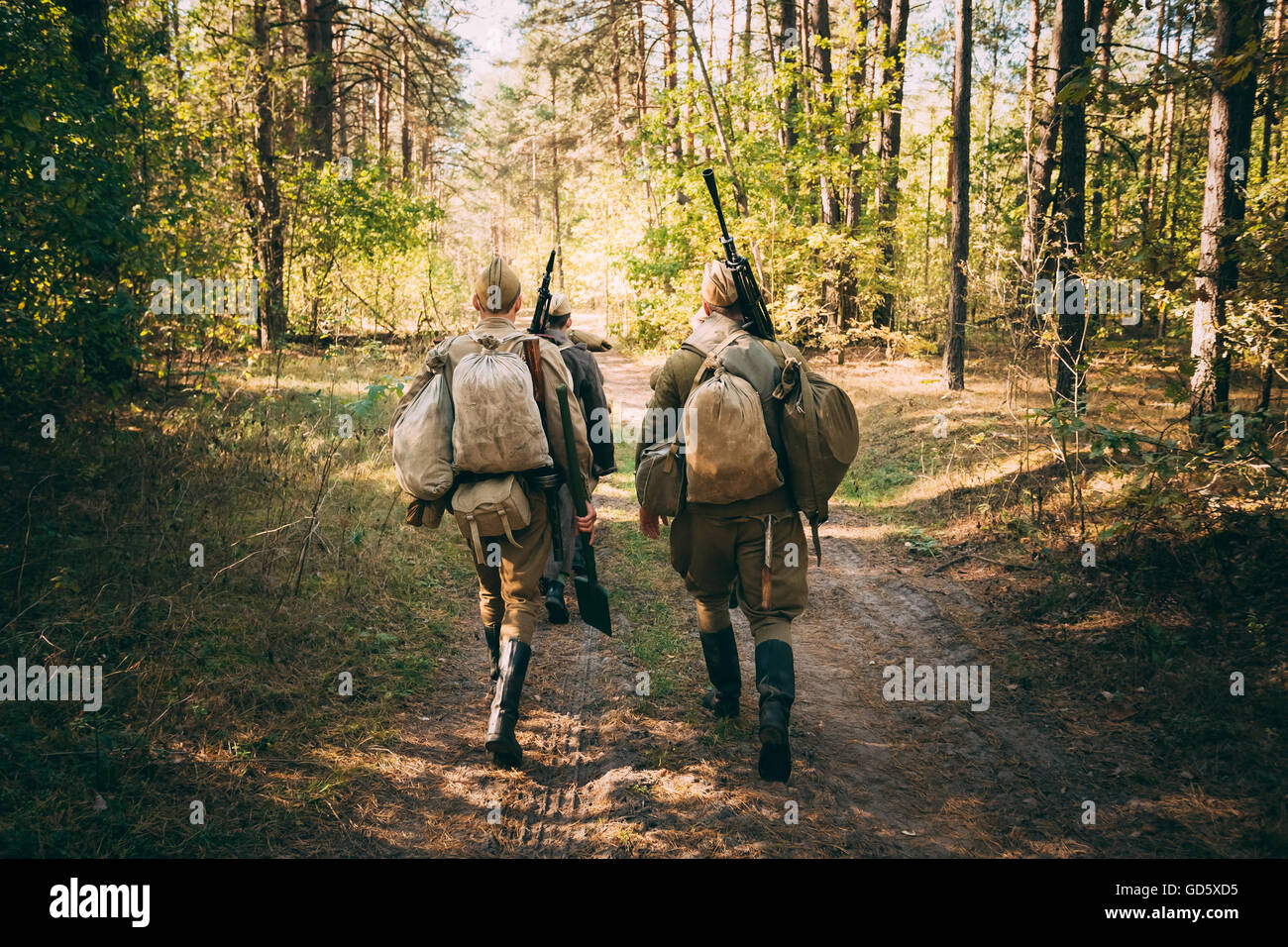 Zwei nicht identifizierte Reenactor gekleidet als Zweiter Weltkrieg russischen sowjetischen Soldaten In Camouflage Spaziergänge durch Wald On Road Stockfoto