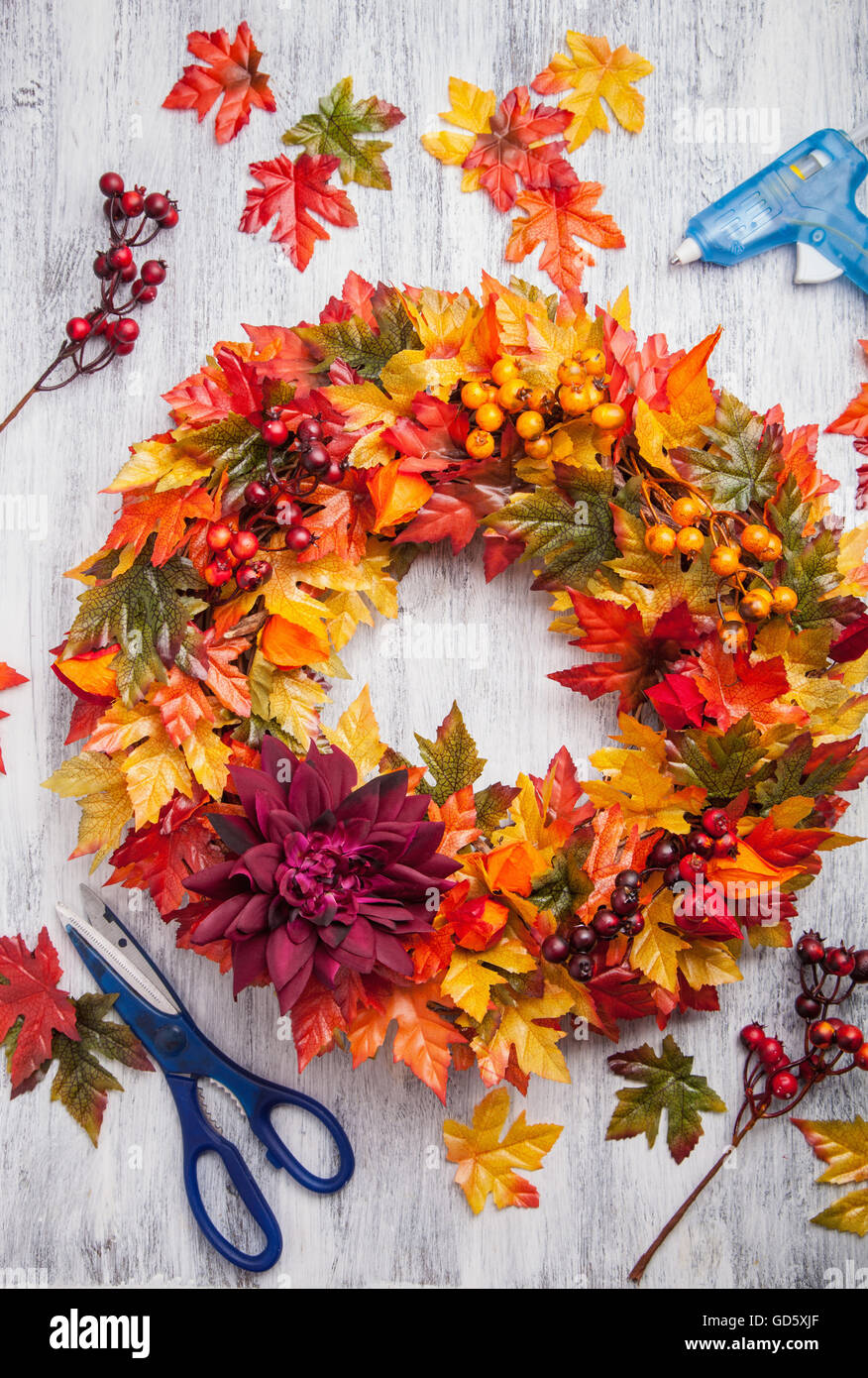 handgemachte diy knstliche Herbst Kranz Dekoration mit verlsst Blume  Beere Stockfotografie - Alamy