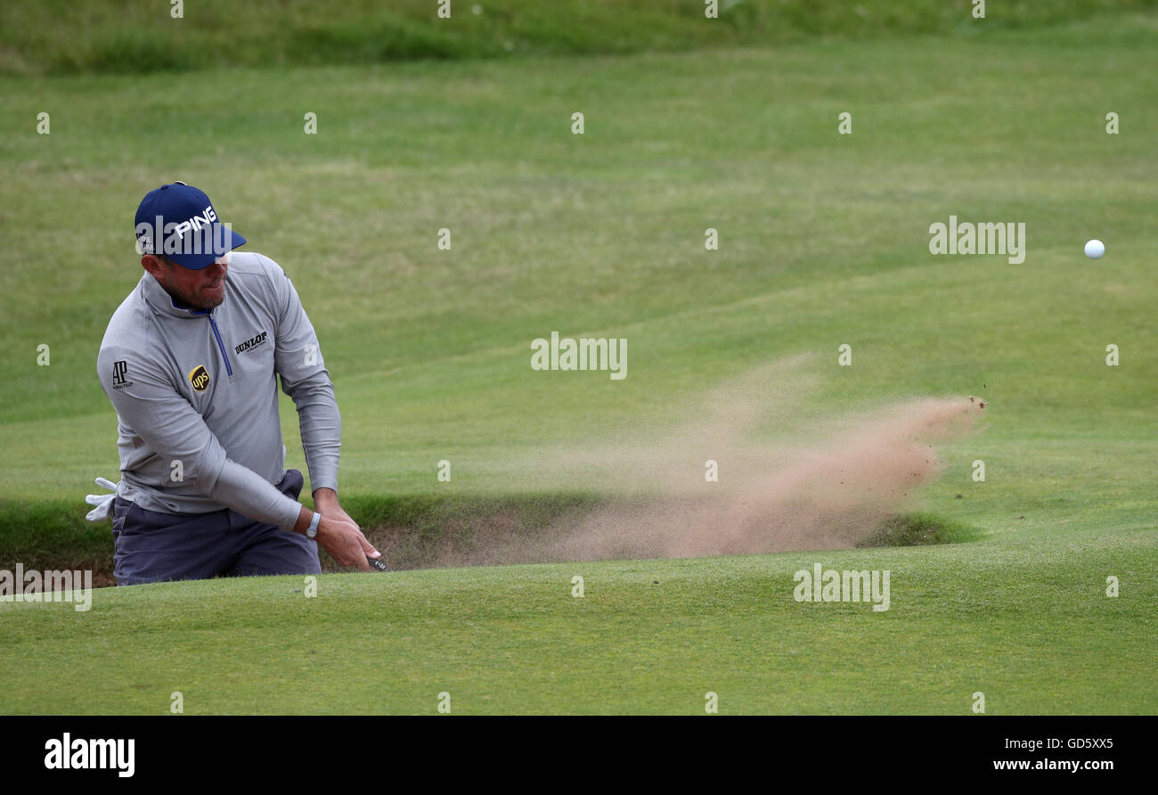 Der englische Lee Westwood spielt während des Trainingstages im Royal Troon Golf Club, South Ayrshire, aus einem Bunker auf dem dritten Loch. DRÜCKEN SIE VERBANDSFOTO. Bilddatum: Dienstag, 12. Juli 2016. Siehe PA Geschichte GOLF Open. Bildnachweis sollte lauten: Peter Byrne/PA Wire. Stockfoto