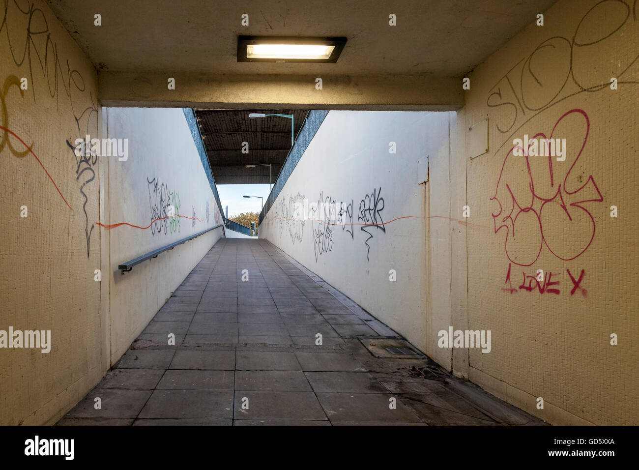 Fußgängerzone u-Bahn mit Graffiti, Nottingham, England, UK Stockfoto