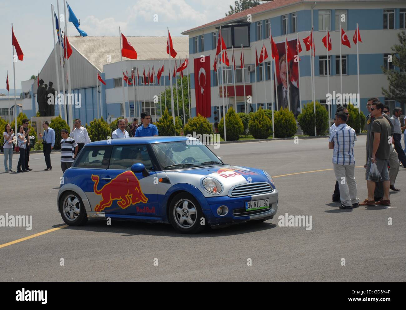 Red Bull Energy Drink Mini Cooper Auto am Turkish Air Association-THK Etimesgut Flughafen Stockfoto