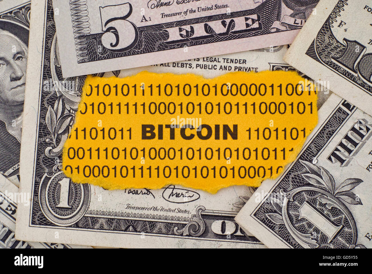 Stück Papier mit dem Wort Bitcoin auf Dollarnoten. Hautnah. Stockfoto