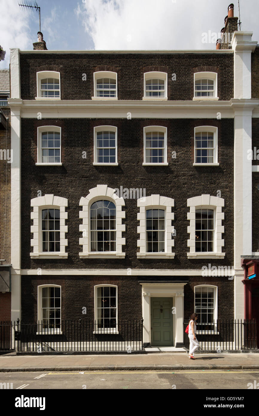Ansicht der vorderen Fassade. 76 Dean Street, London, Vereinigtes Königreich. Architekt: SODA., 2016. Stockfoto