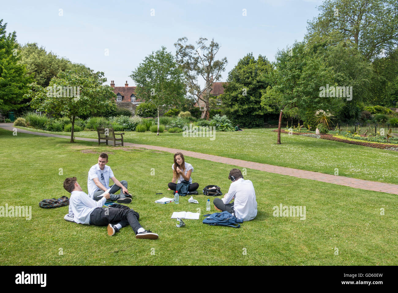 Jugendliche Hausaufgaben im Park Southover Grange Gärten Lewes Sussex Stockfoto
