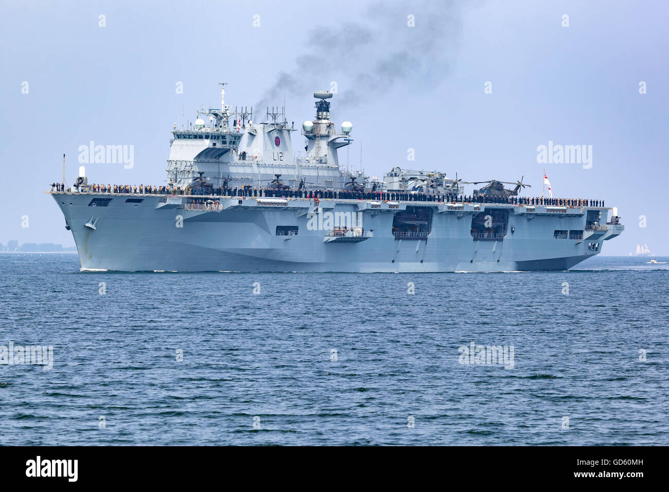 Amphibischer Angriff Schiff HMS Ocean Ankunft im Hafen von Kiel, Deutschland. Stockfoto