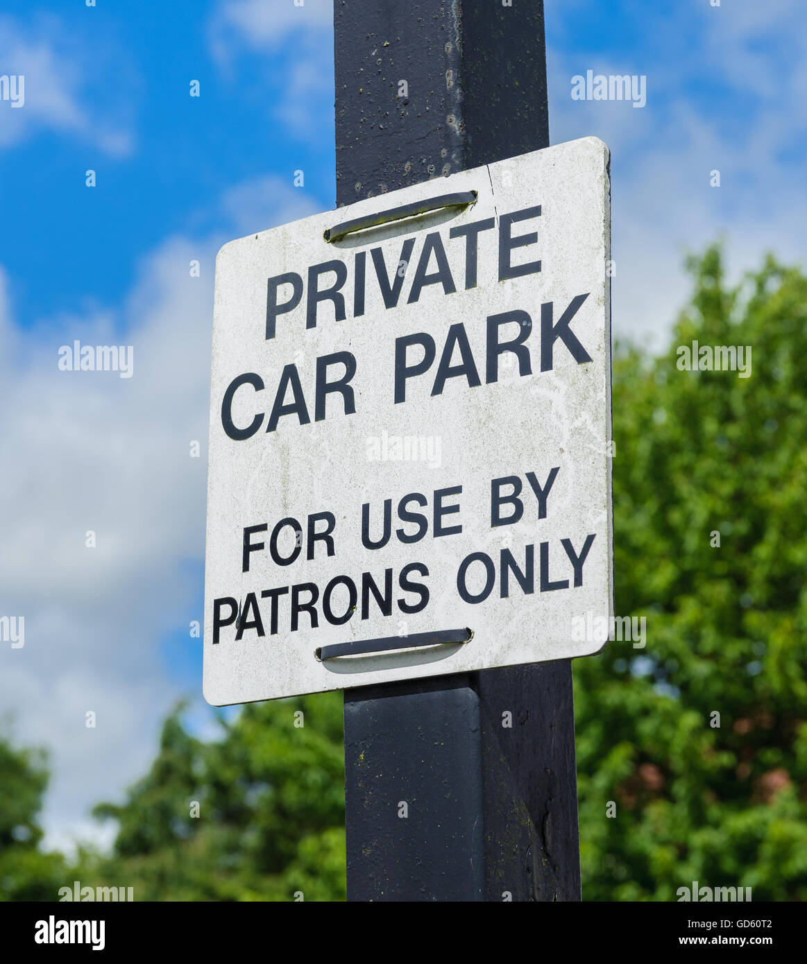 Parkschild Pkw auf einem Pfosten vor einem blauen Himmel in ein Pub-Parkplatz Stockfoto