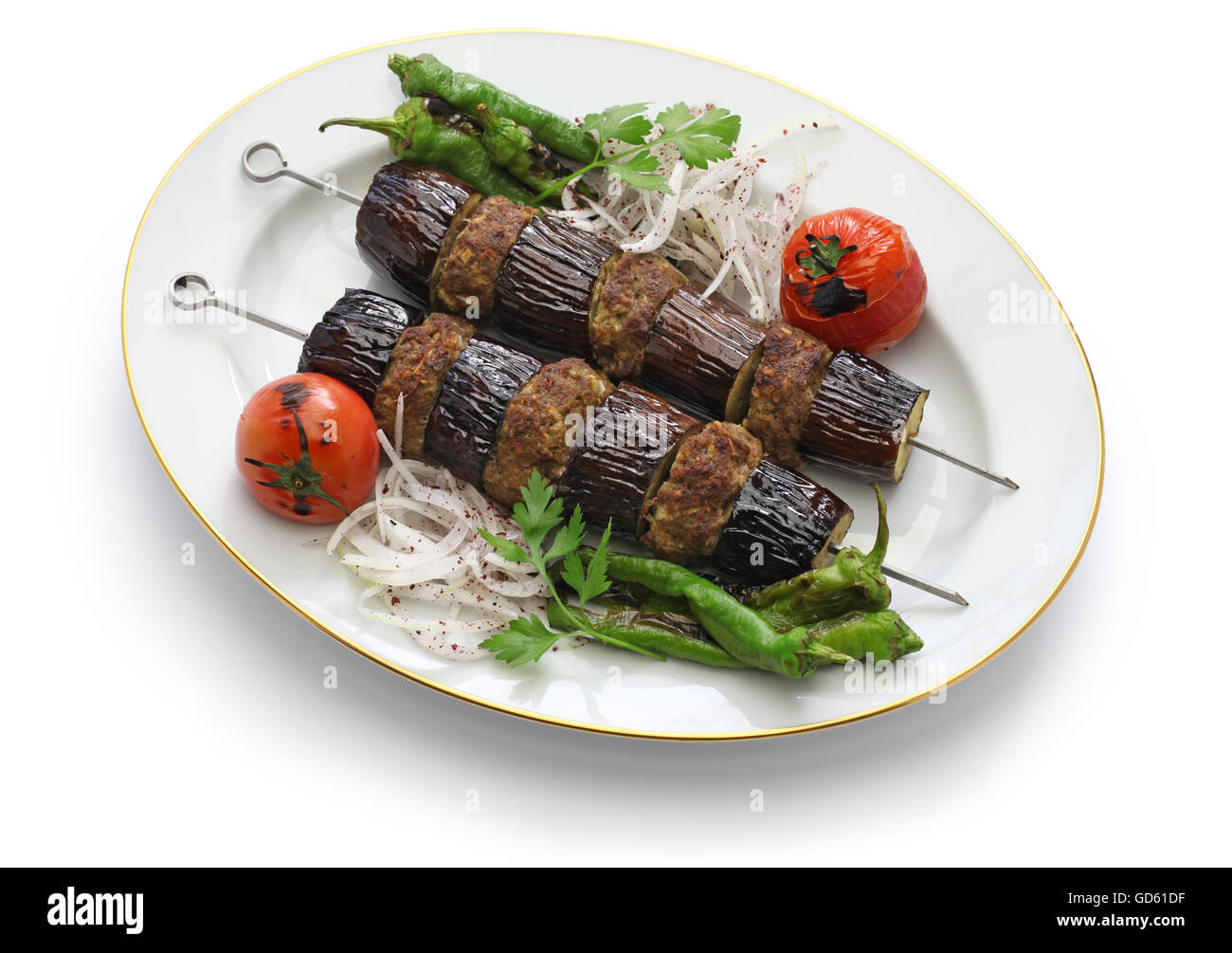 Aubergine Kebap, Patlican Kebap, türkische Küche, die isoliert auf weißem Hintergrund Stockfoto