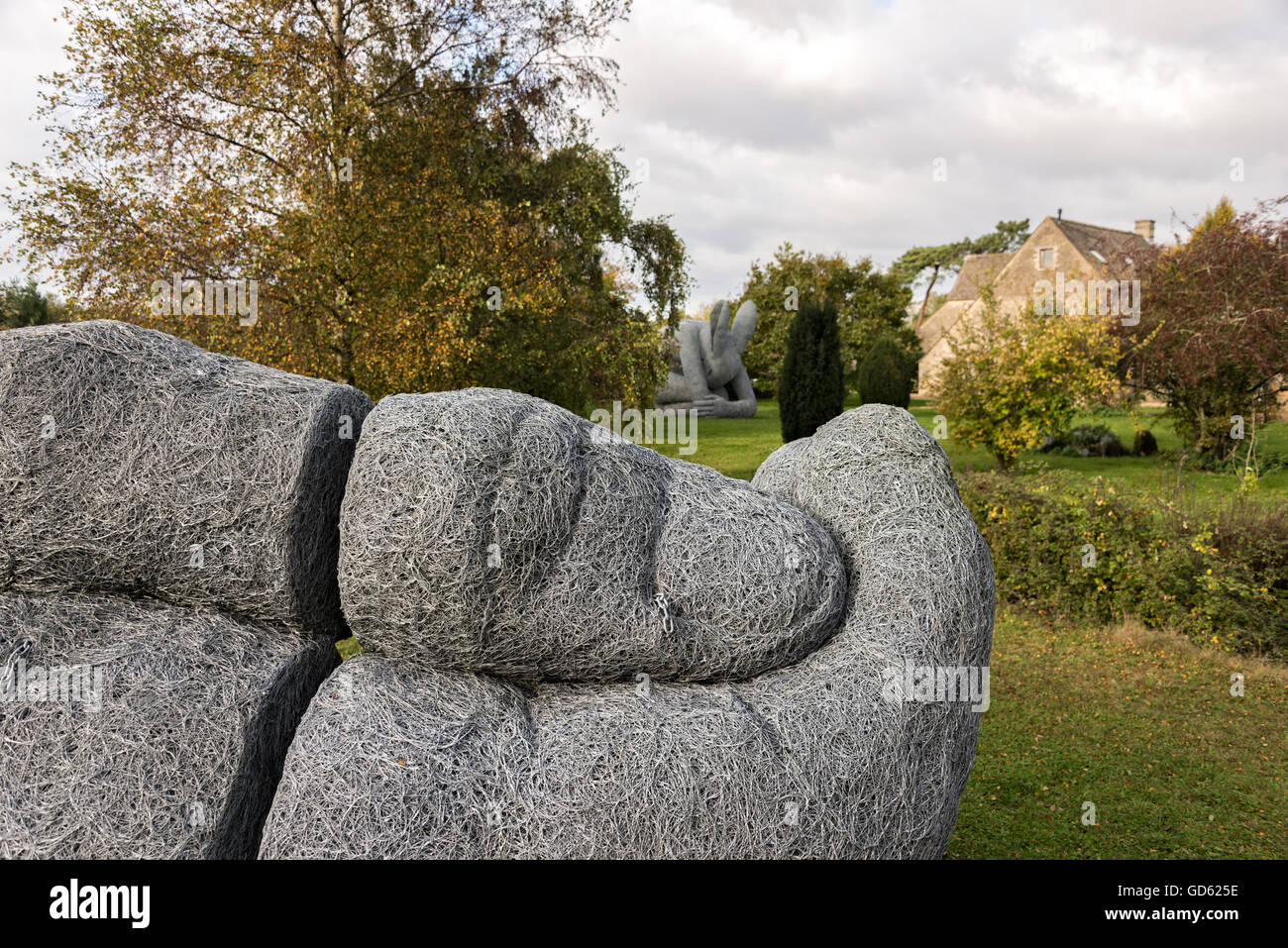 Große Skulptur einer Hand von Sophie Ryder auf Wiese im Garten Stockfoto