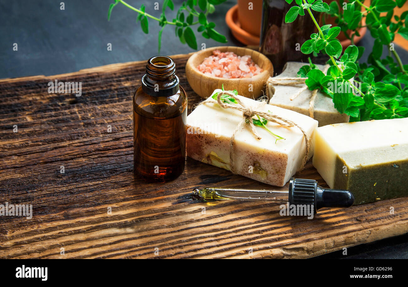 Herbal Spa-Therapie mit Körperöl, natürliche Seife, Salz und grüne Kraut Stockfoto