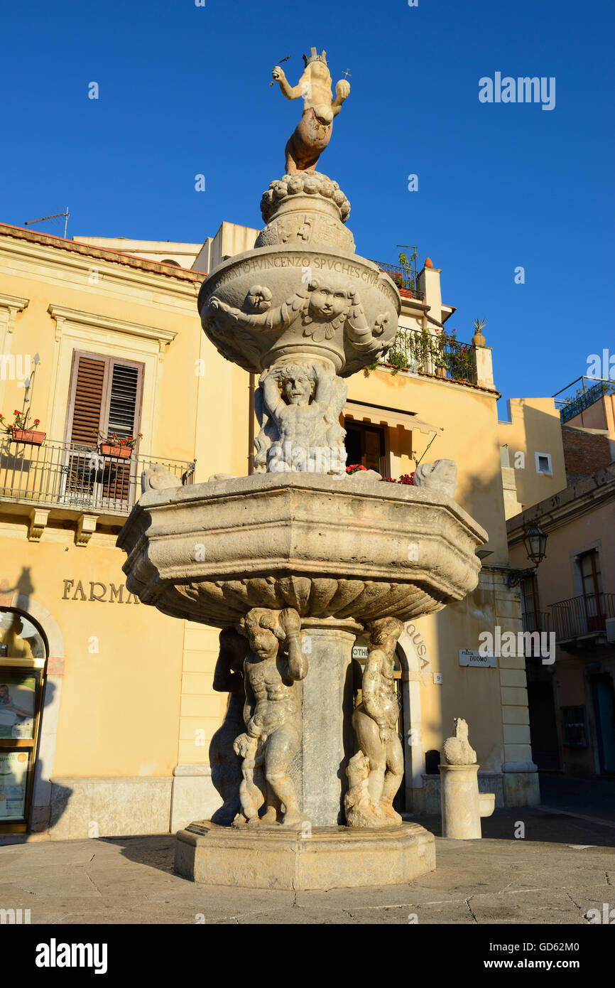 Barocker Brunnen auf der Piazza del Duomo bei Sonnenaufgang - Taormina, Sizilien, Italien Stockfoto