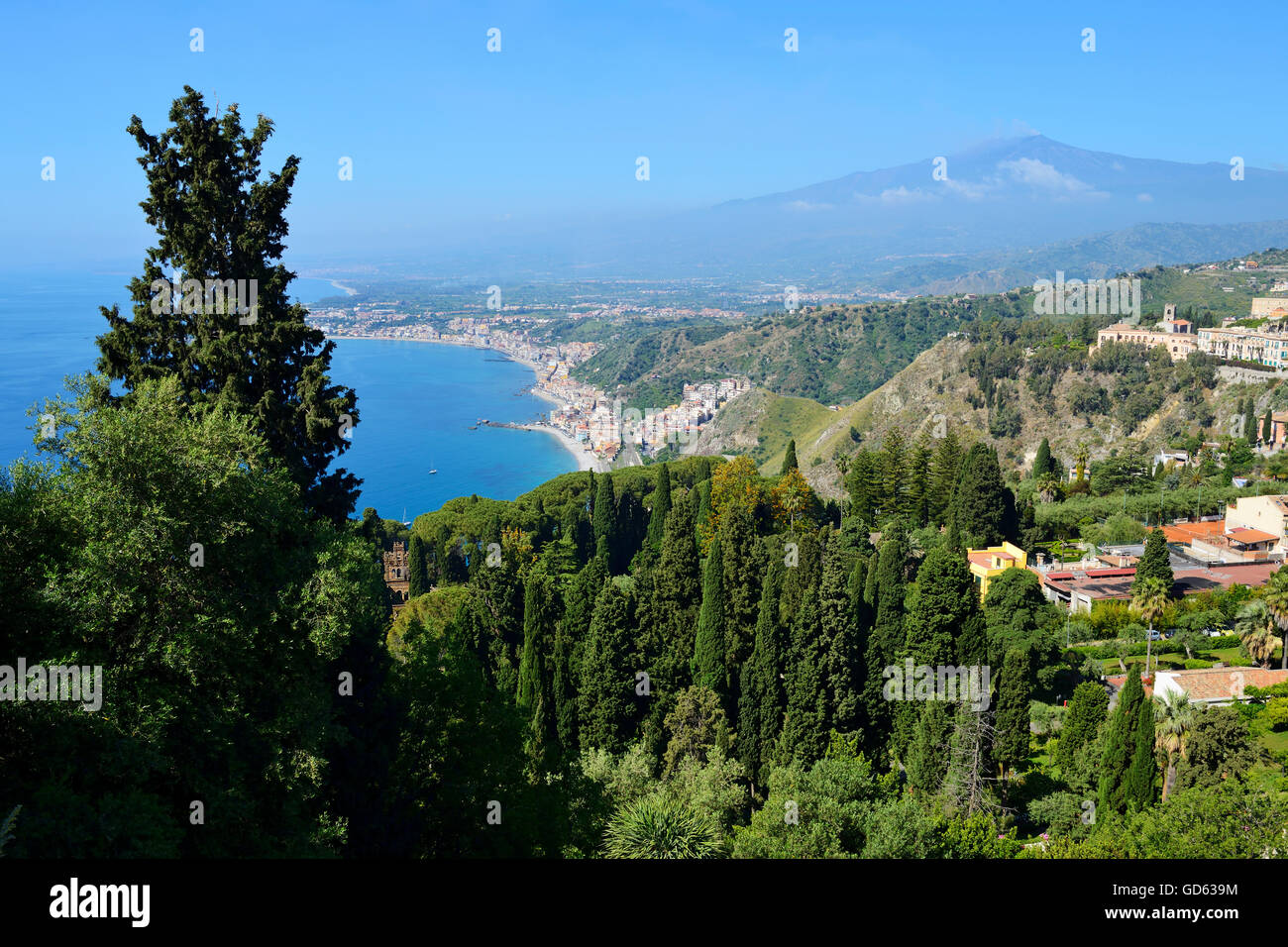 Blick auf den Ätna und die Ost-Küste von Taormina, Sizilien, Italien Stockfoto