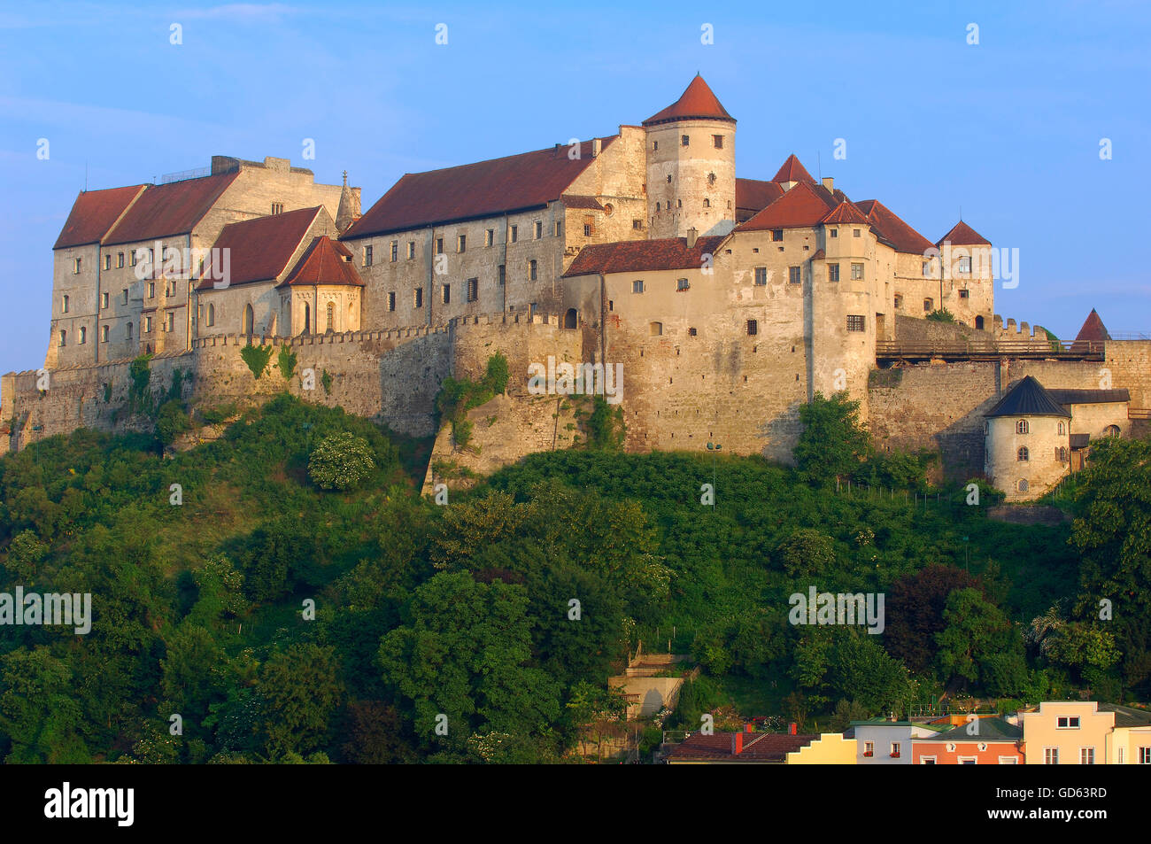 Burghausen, Burg, Oberbayern, Landkreis Altötting, Blick aus Österreich über Salzach Fluss. Deutschland, Bayern, Stockfoto