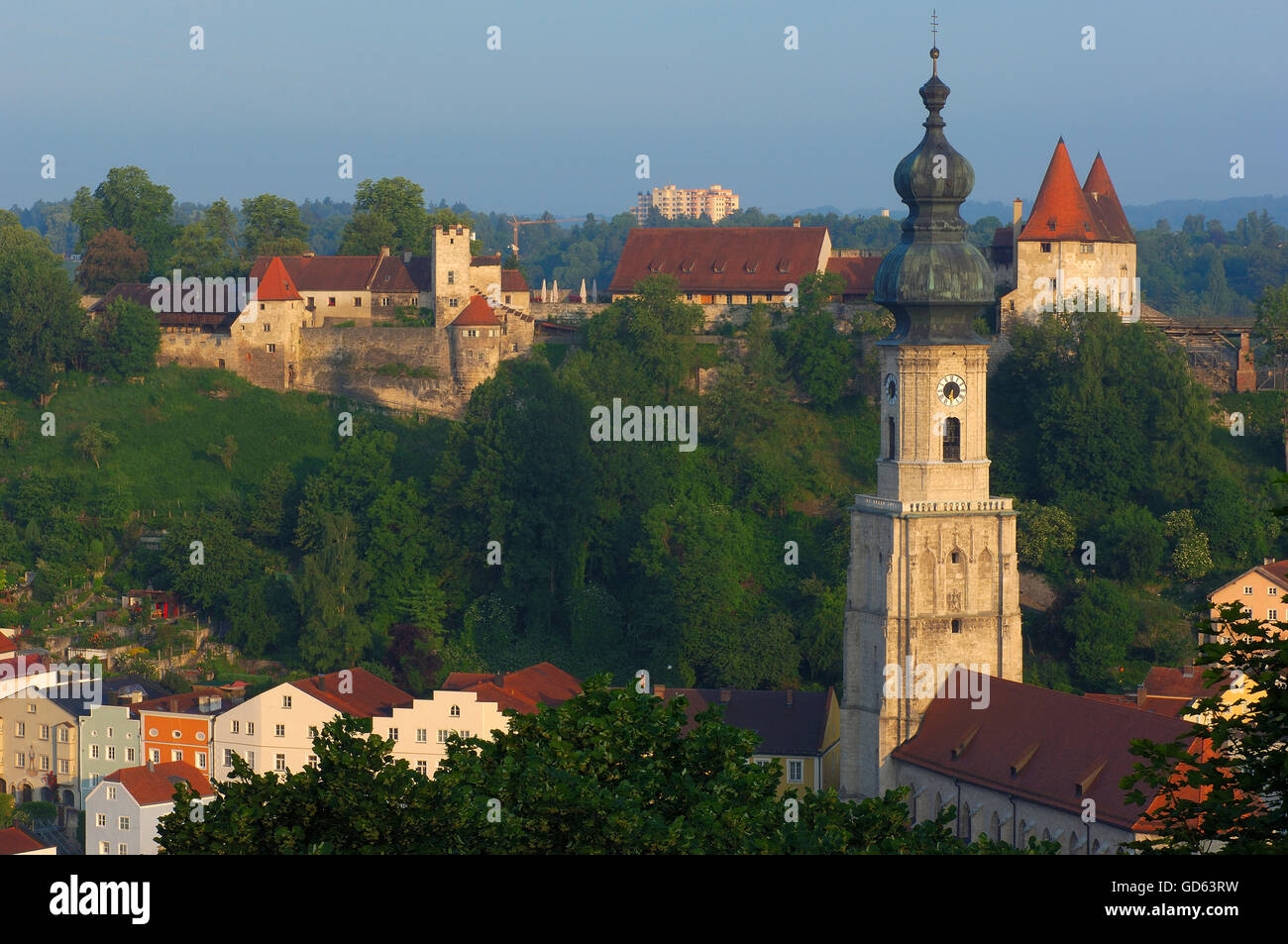 Burghausen, Burg, Oberbayern, Landkreis Altötting, Blick aus Österreich über Salzach RiverGermany, Bayern, Stockfoto