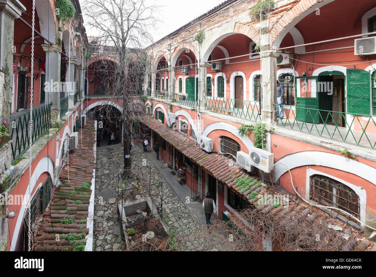 Traditionelle Geschafte In Zincirli Han Hof Den Grossen Basar Istanbul Turkei Stockfotografie Alamy