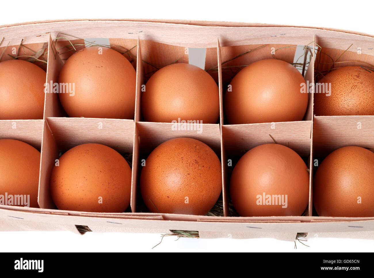 Braunen Eiern in Öko-Box. Isoliert auf weißem Hintergrund. Ansicht von oben. Stockfoto