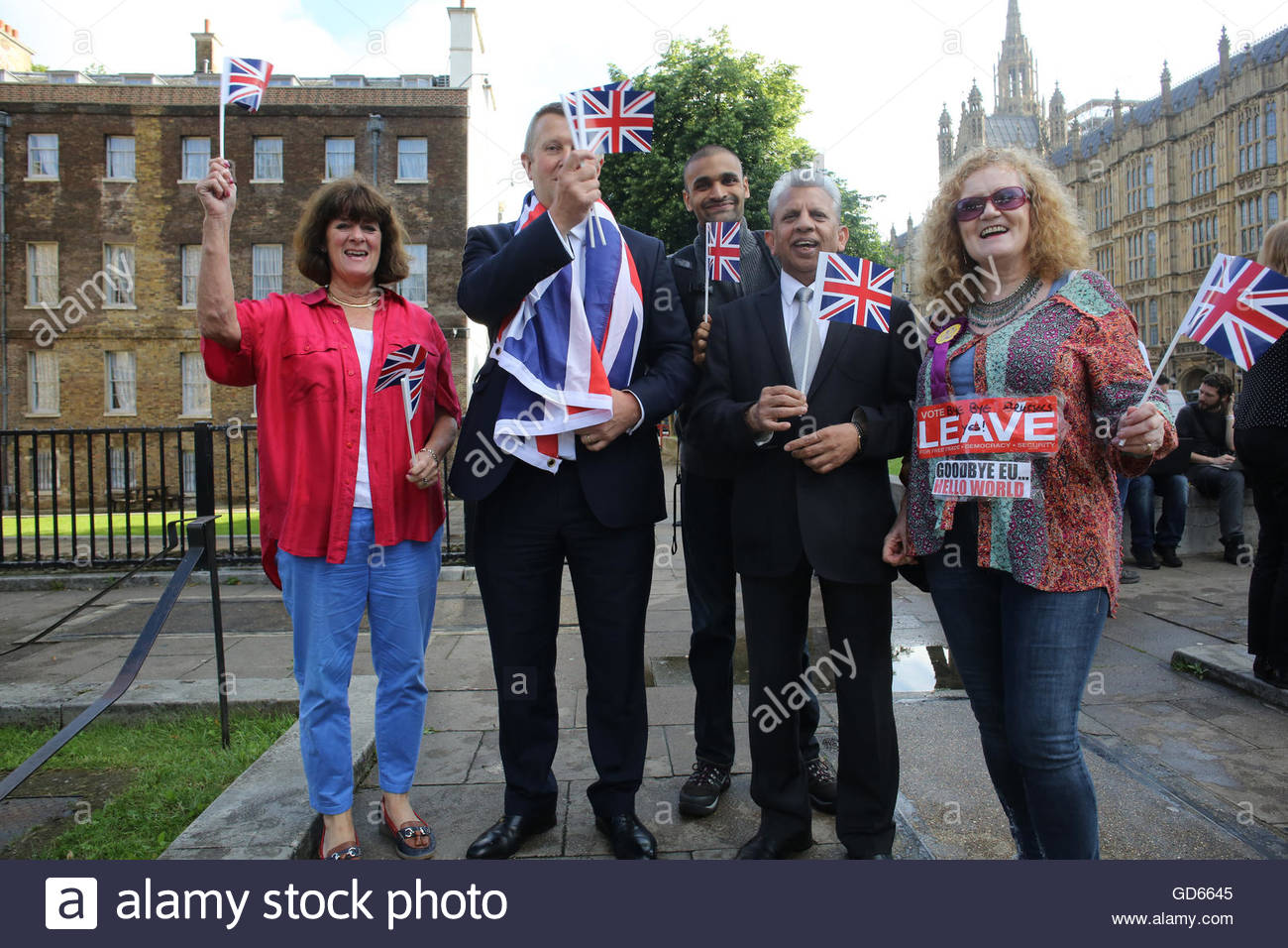 Brexit Unterstützer Welle Union Jacks, nachdem das Ergebnis in London bekannt wurde. Stockfoto