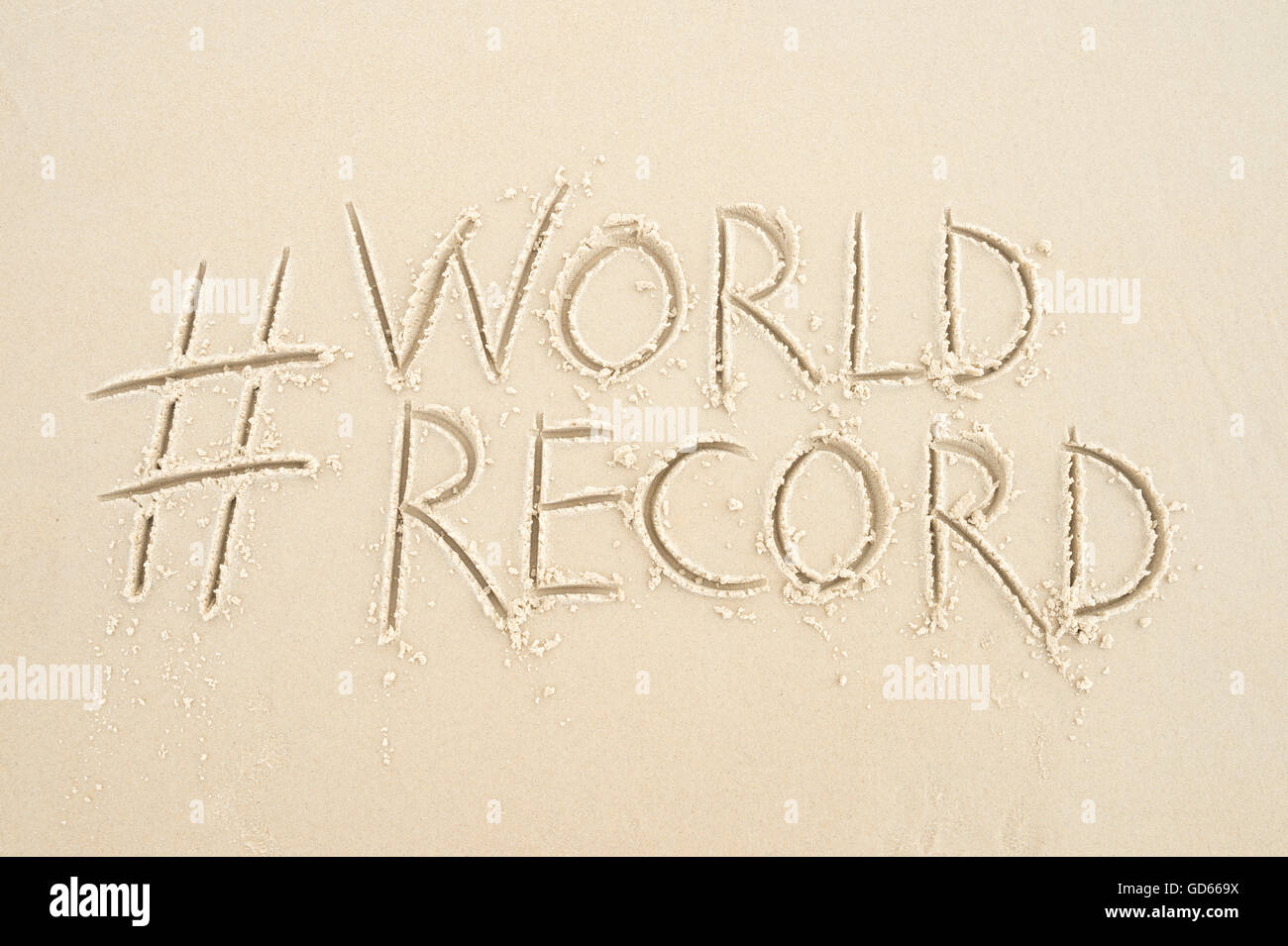 Hashtag-social Media-Nachricht für World Record geschrieben im weichen Sand am Strand von Rio De Janeiro, Brasilien Stockfoto