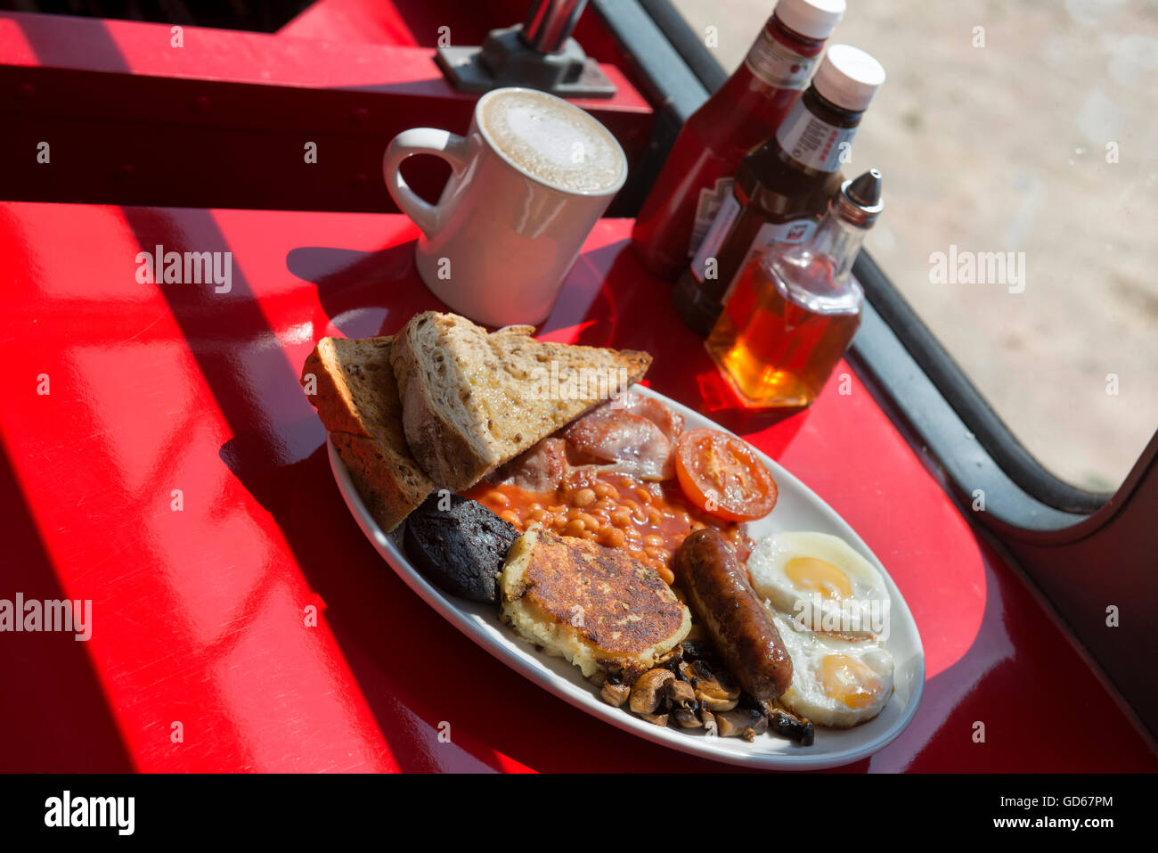 Komplettes englisches Frühstück serviert im Café der Doppeldeckerbus. Hastings. East Sussex, England. UK Stockfoto