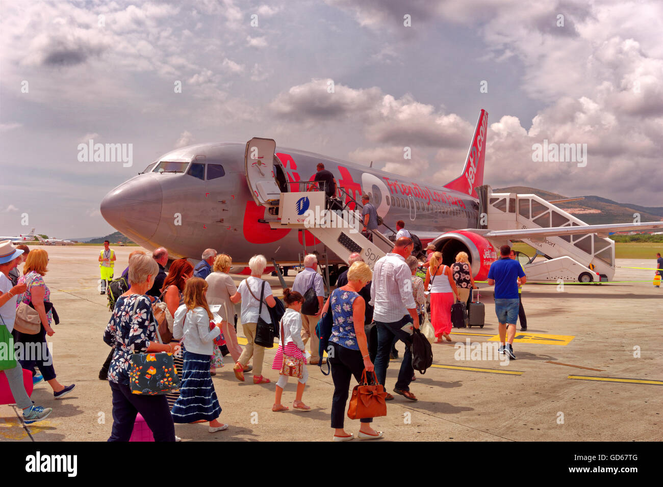Passagiere, die Einschiffung auf ein Jet2 Flugzeug am Flughafen Split, Kroatien, mit Treppe. Stockfoto