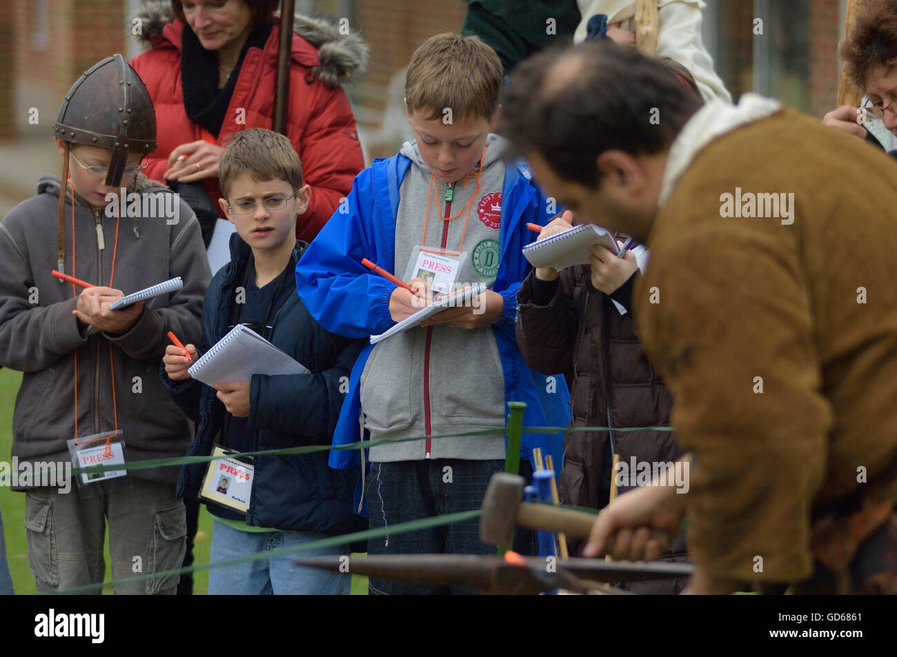 Kinder im Grundschulalter an einer Geschichtswerkstatt England. UK Stockfoto