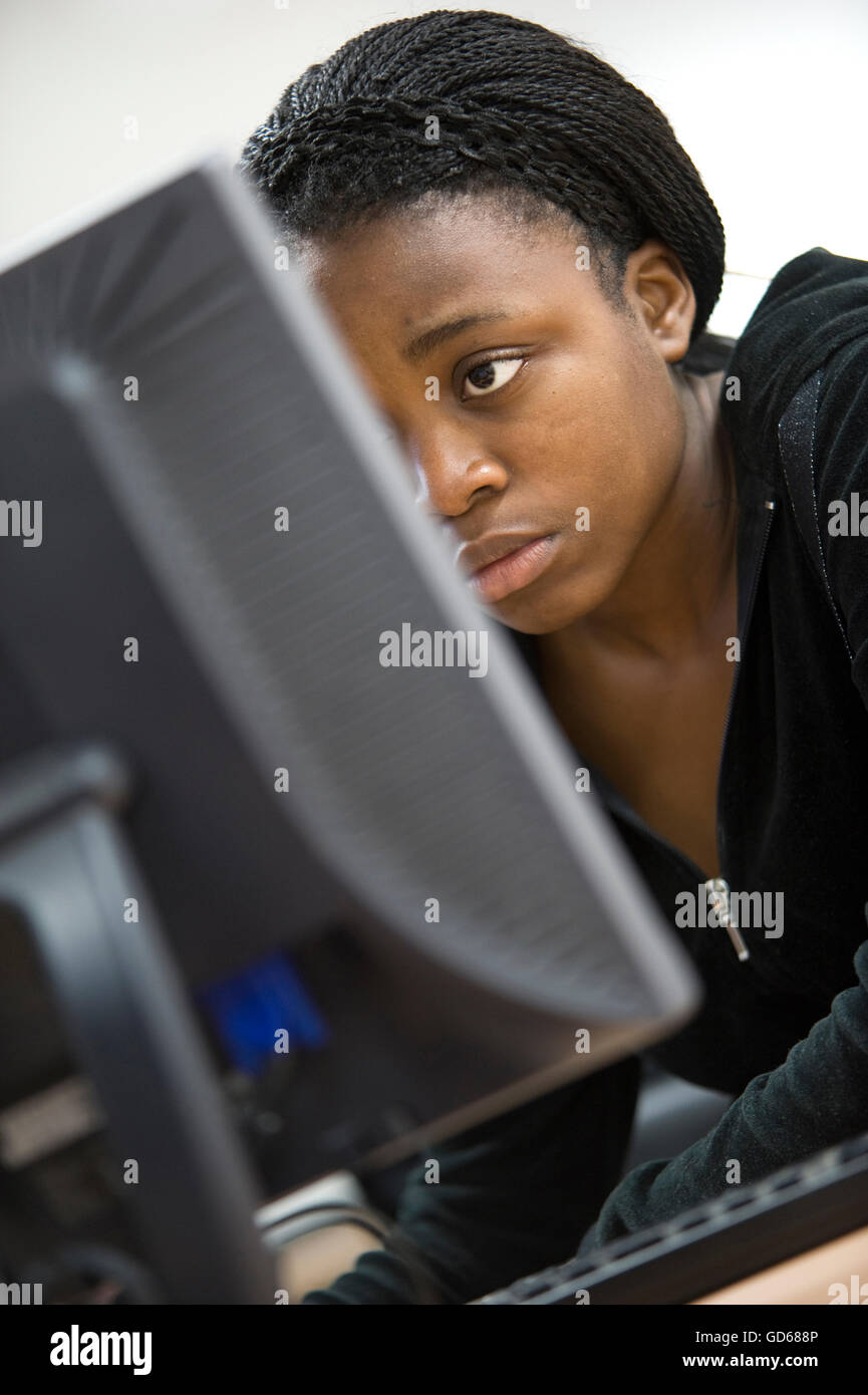 Internationale studentische Arbeiten auf einem Computer an Pestalozzi internationales Dorf in Sedlescombe, East Sussex. England. Großbritannien Stockfoto