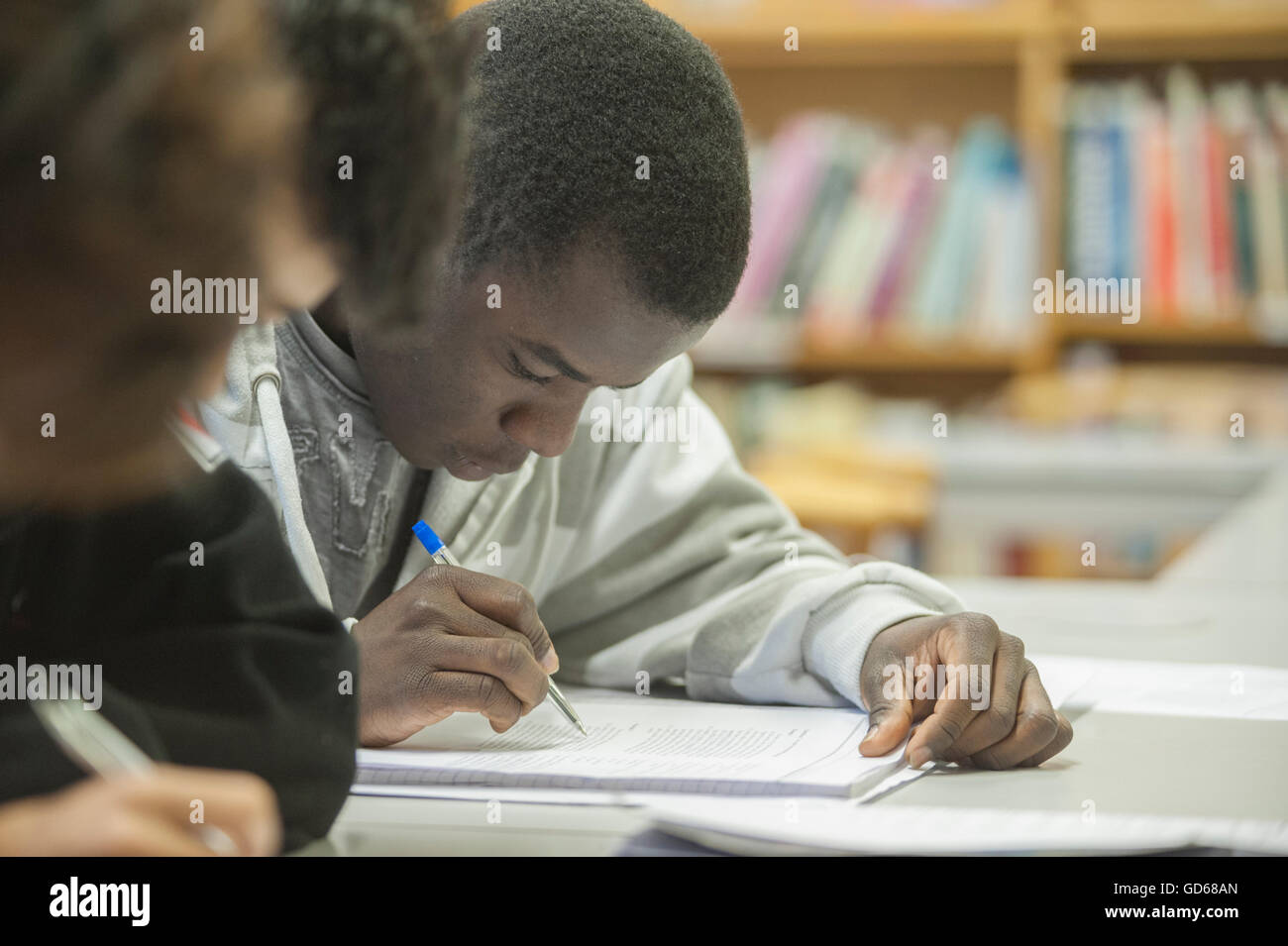 Internationale Studierende an der Pestalozzi internationales Dorf in Sedlescombe, East Sussex. England. Großbritannien Stockfoto