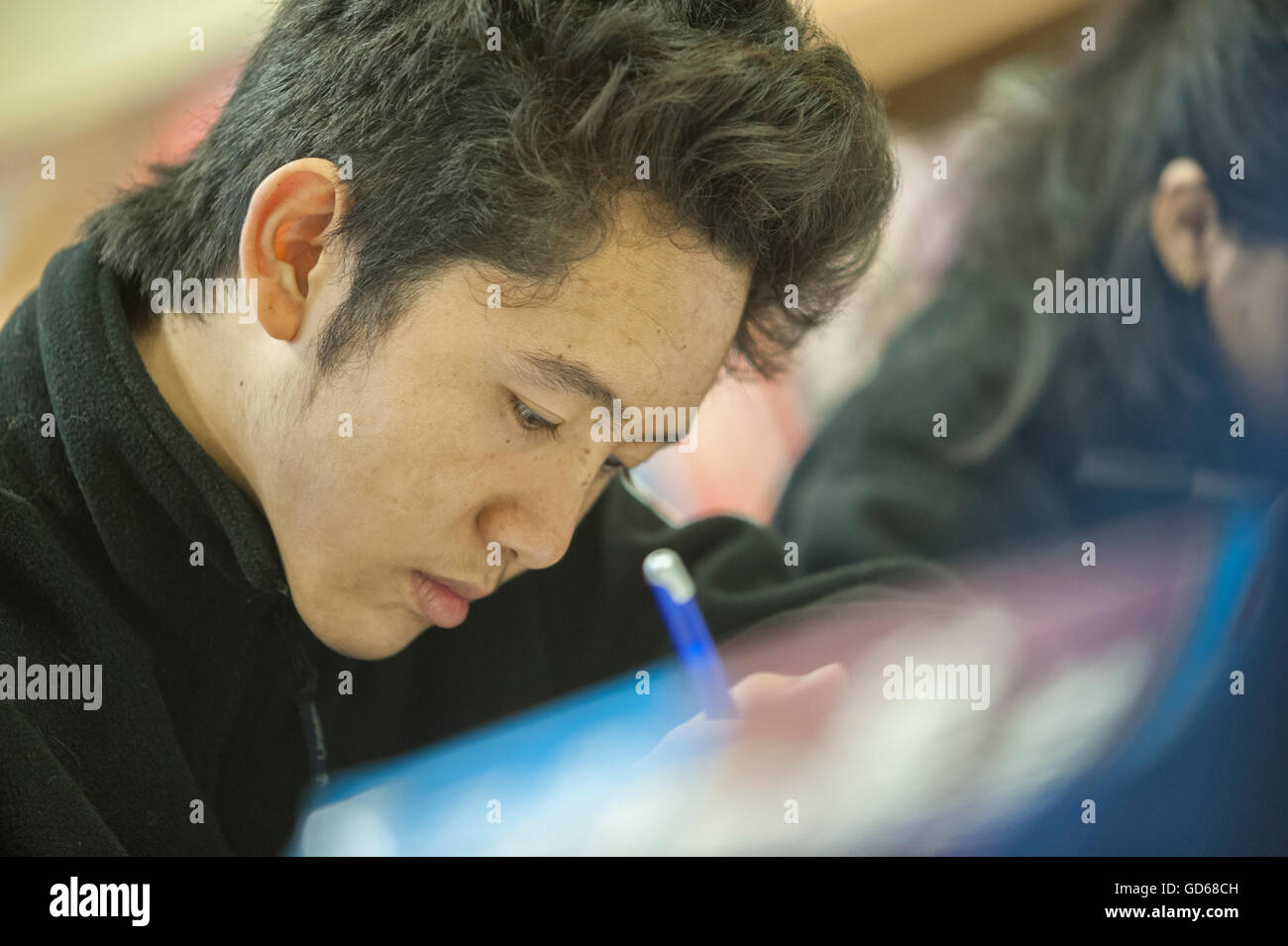 Internationale Studierende an der Pestalozzi internationales Dorf in Sedlescombe, East Sussex. England. Großbritannien Stockfoto