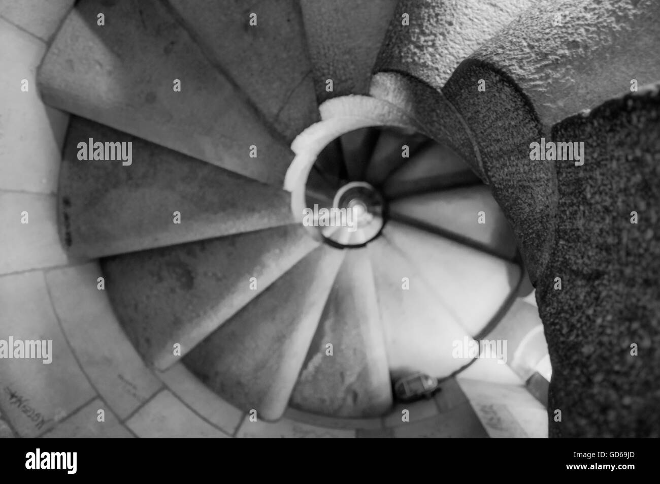 Top-down Ansicht auf Wendeltreppe aus grauem Marmor mit Achse in der Mitte des Rahmens Stockfoto