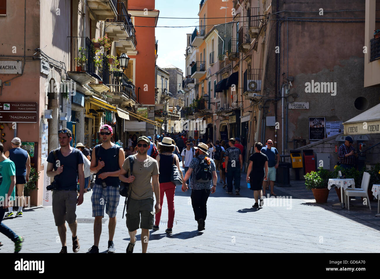 Touristen am Corso Umberto - Taormina, Sizilien, Italien Stockfoto
