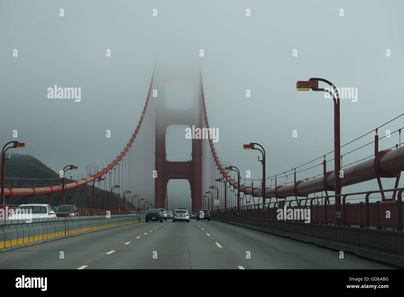 Golden Gate von Nebel und Wolken, San Francisco - nur zur redaktionellen Nutzung verschlungen Stockfoto
