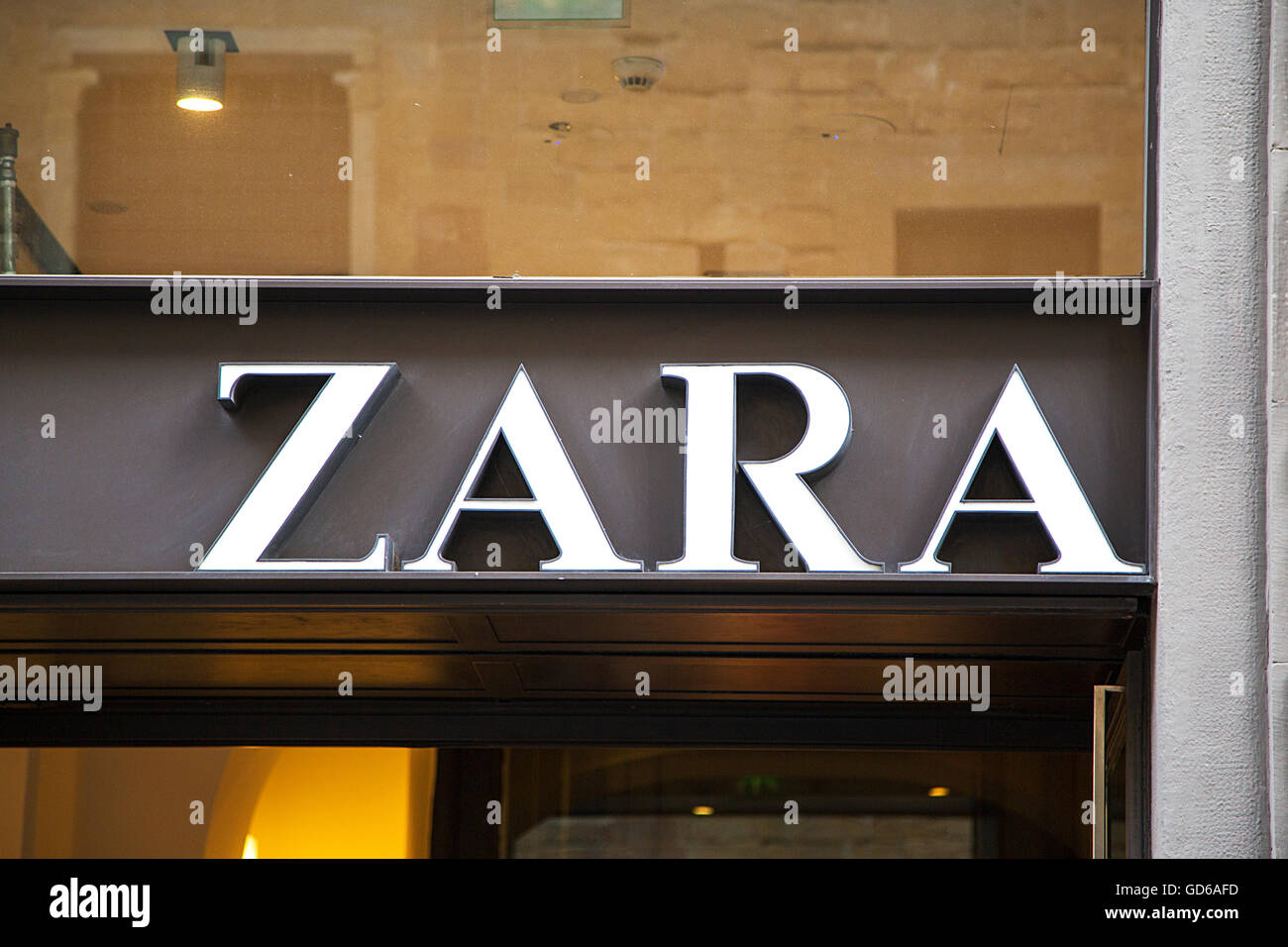 Zara shop in Florenz, Italien. Es ist ein Unternehmen für die Herstellung von Heimtextilien eine Stockfoto