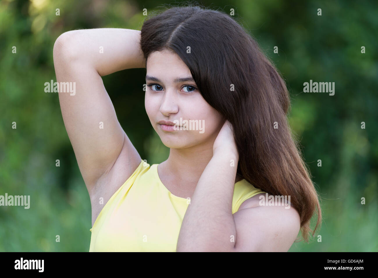 Teen Mädchen mit schönen Haaren in der Natur allein Stockfoto