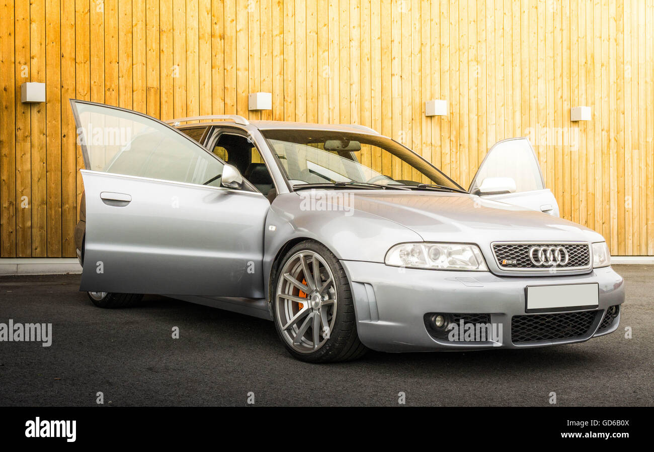 Audi RS4 mit offenen Türen Stockfoto