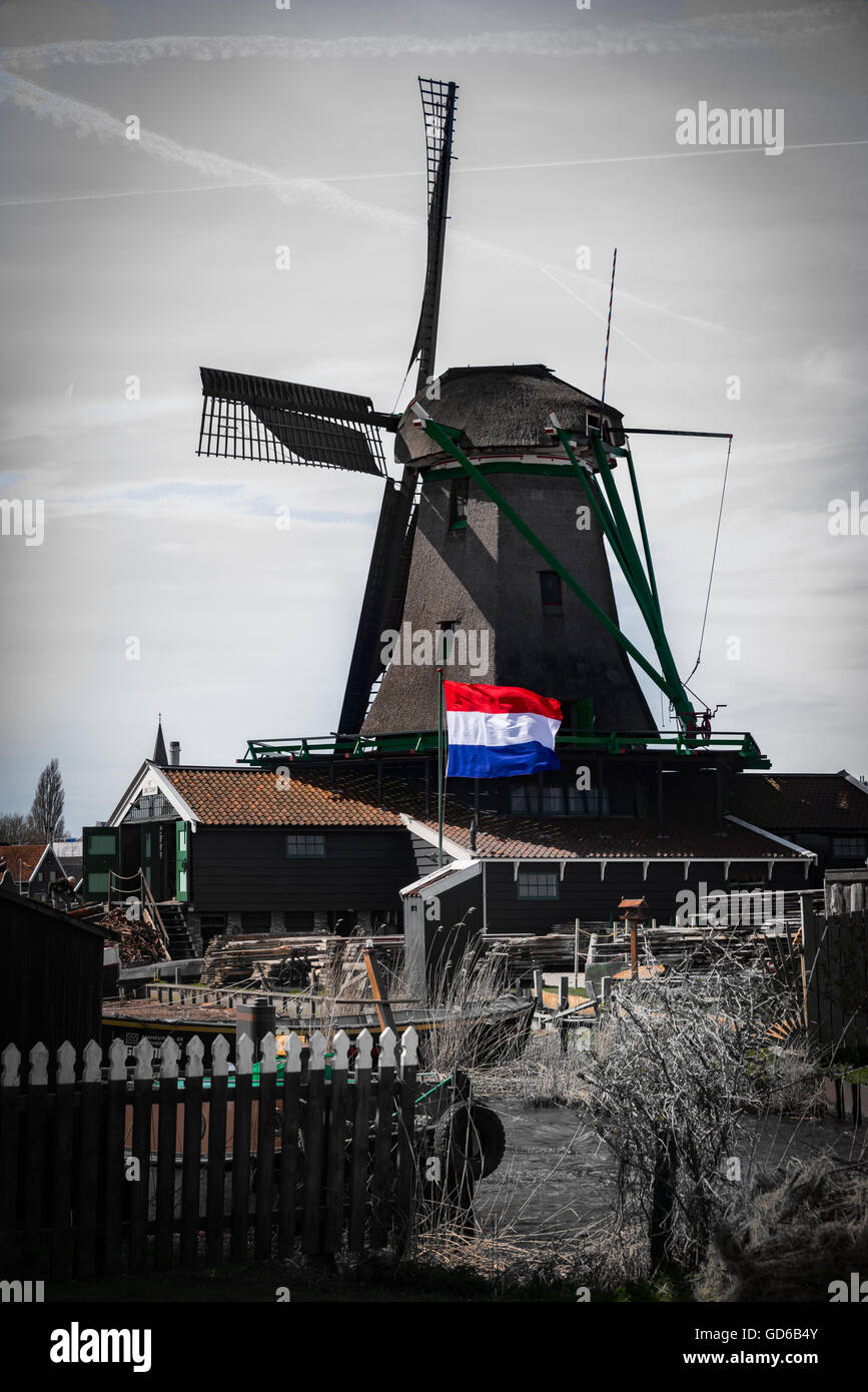 Windmühle und niederländischen Flagge im Dorf Zaanse Schans, in der Nähe von Amsterdam, Niederlande Stockfoto