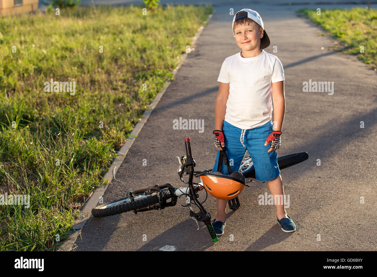 Fahrrad Fahrrad junge Kind Radfahren Grasgrün aktive kaukasischen Kindheit lustige Helm Kind Aktivität einer Person im freien Freizeitpark Stockfoto
