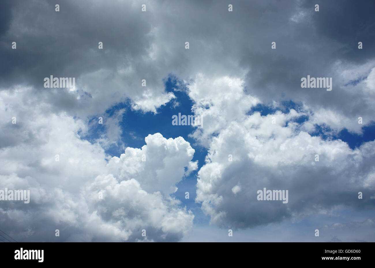 Dramatische Wolkengebilde Himmel im Sommertag, Wolke in Luft, Wetter in Regenzeit träge Masse bedeckt haben und sehr Cloud Stockfoto