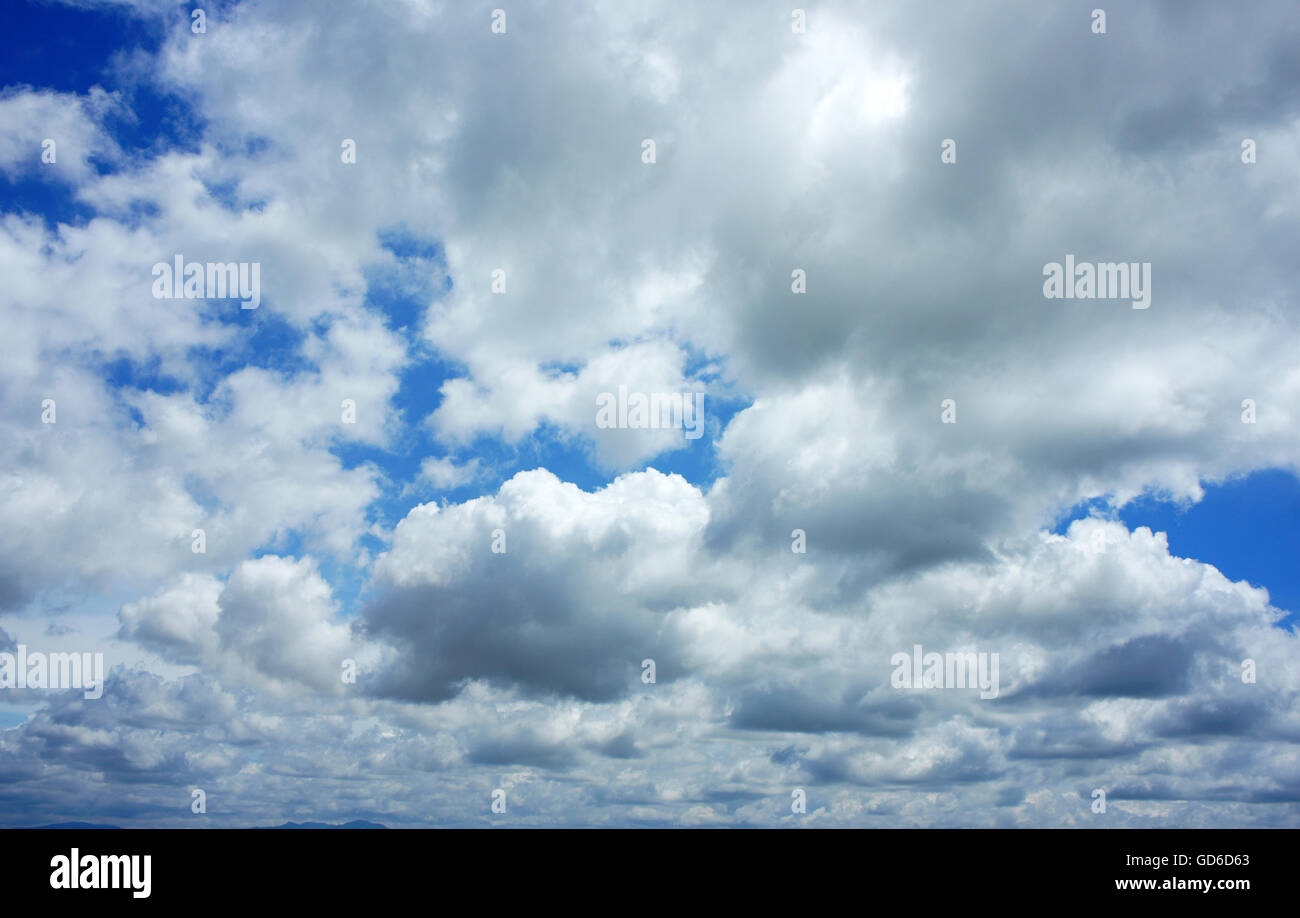 Dramatische Wolkengebilde Himmel im Sommertag, Wolke in Luft, Wetter in Regenzeit träge Masse bedeckt haben und sehr Cloud Stockfoto