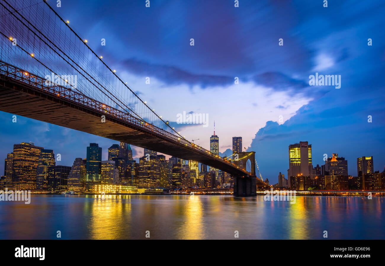 Die Brooklyn Bridge in New York City ist eine der ältesten Hängebrücken in den Vereinigten Staaten Stockfoto