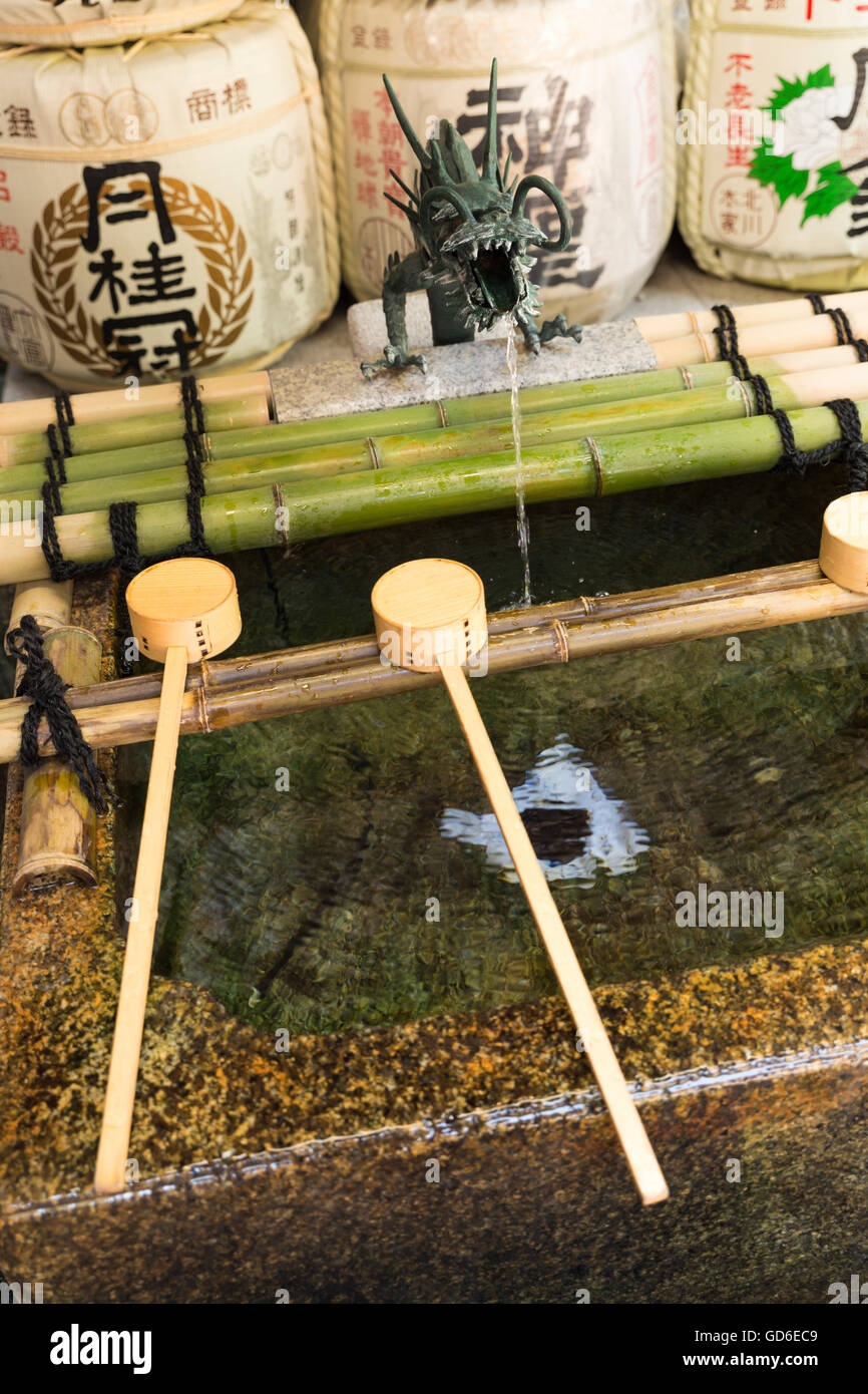 Blick auf eine japanische Temizuya, eine Reinigung Schriftart für rituelle Reinigung in einem Tempel oder Schrein in der Nähe Stockfoto