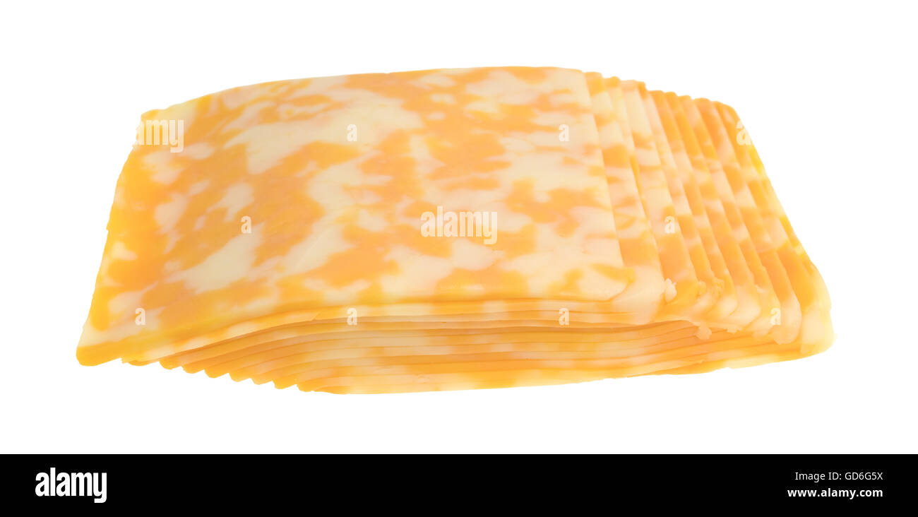 Ein Stapel von Colby Jack Käsescheiben isoliert auf einem weißen Hintergrund. Stockfoto