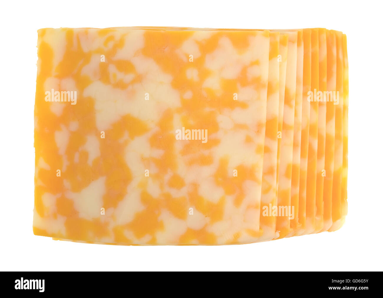 Ansicht von oben aus einem Stapel von Colby Jack Käsescheiben isoliert auf einem weißen Hintergrund. Stockfoto