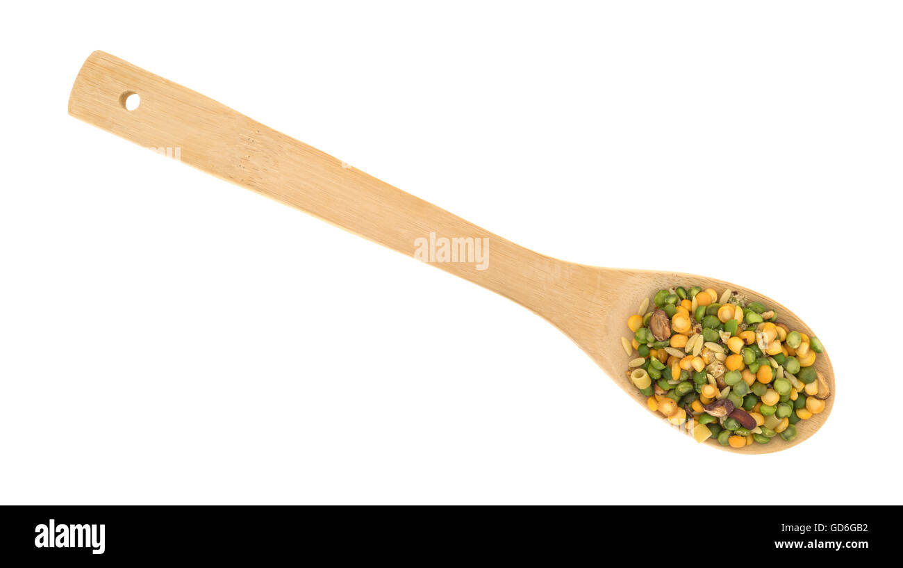 Draufsicht auf einen Teil der trockenen Minestrone Suppe mischen Zutaten in einem hölzernen Löffel isoliert auf einem weißen Hintergrund. Stockfoto