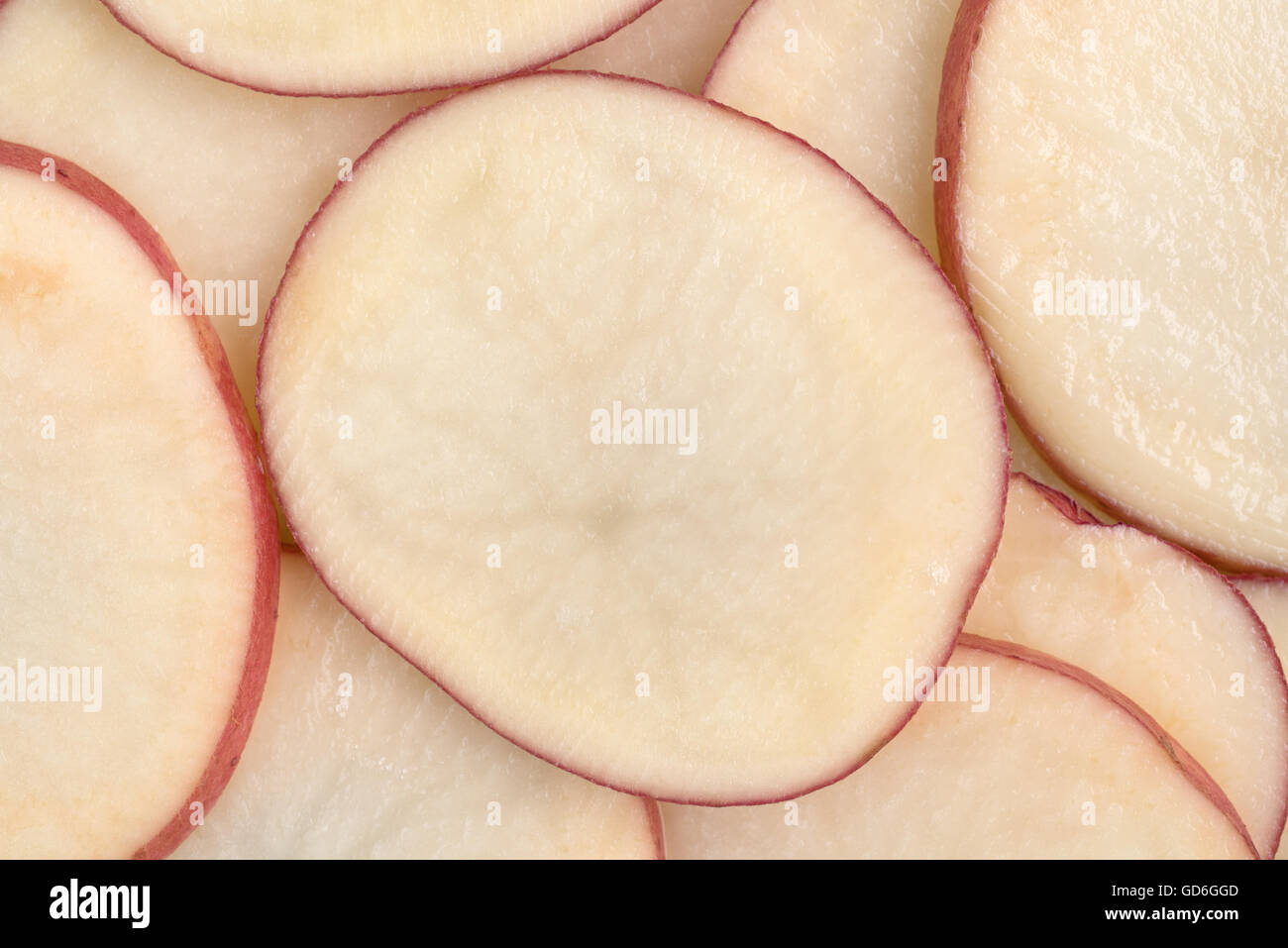 Ansicht von oben enger mehrere Scheiben rote Kartoffeln. Stockfoto