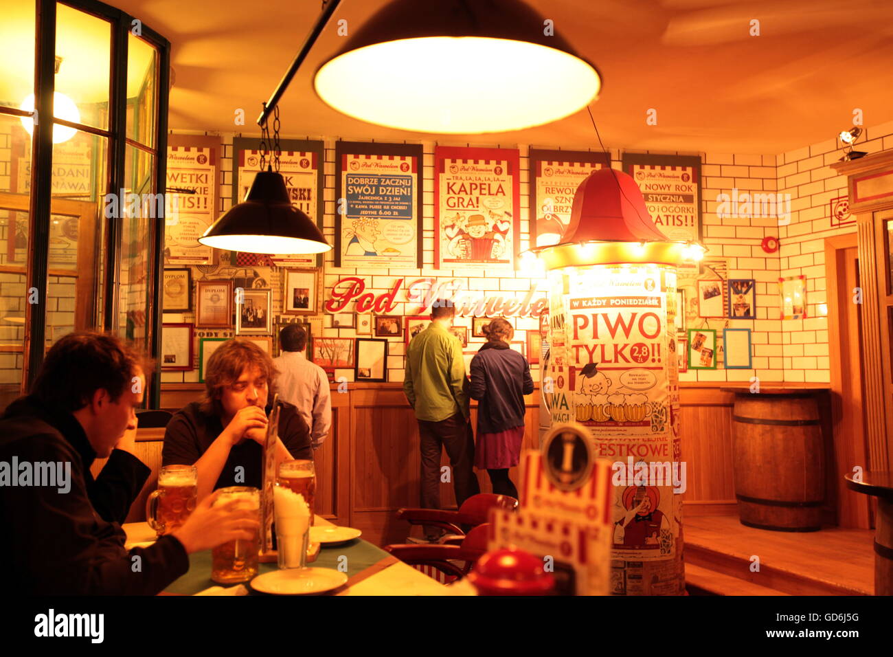 ein Jugendbund und Restaurant in der Altstadt von Krakau in Polen in Ost-Europa. Stockfoto