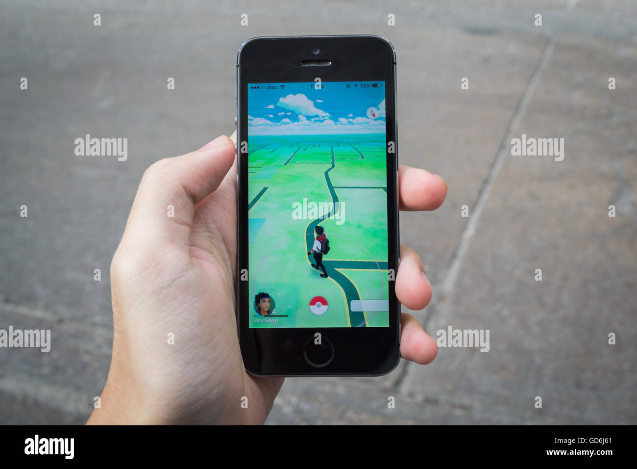 Bangkok, Thailand - 11. Juli 2016: Apple iPhone5s hielt in einer Hand zeigt seinen Bildschirm mit Pokemon Go Anwendung. Stockfoto