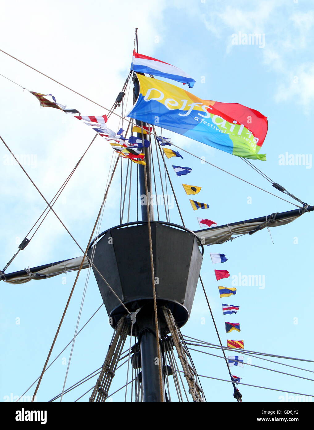 Krähennest Nao Victoria, eine Nachbildung des spanischen Carrack, die die erste Reise weltweit (1519-1522). Delfsail 2016 Stockfoto