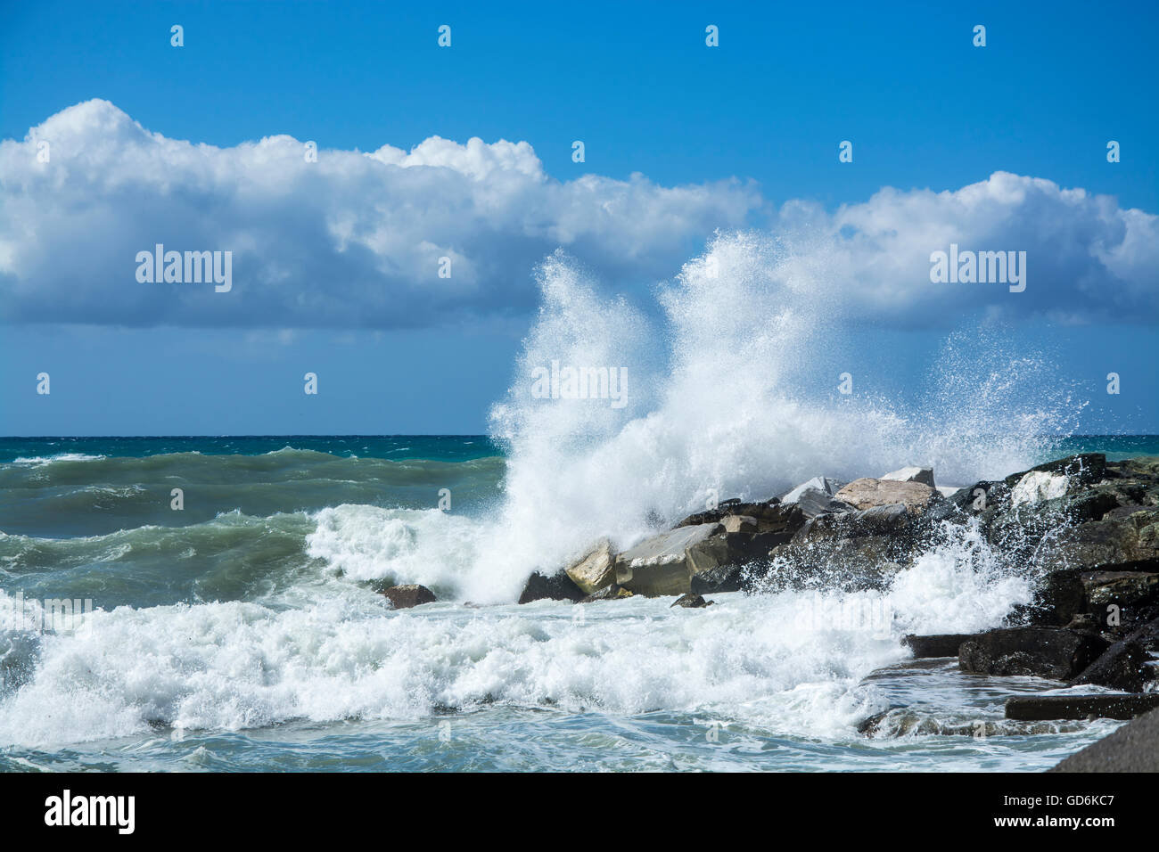 Wellen an den Felsen Stockfoto