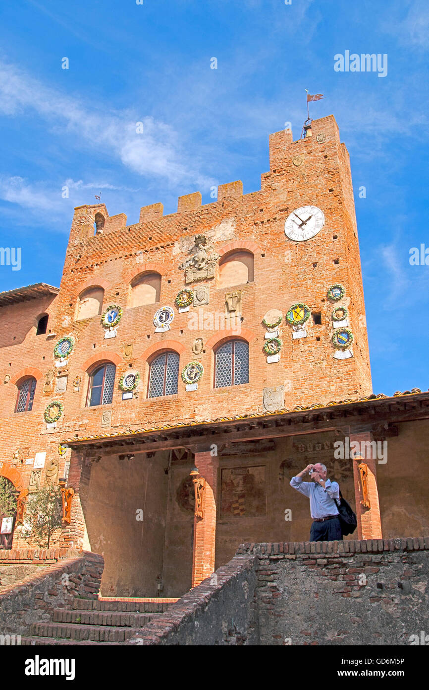 Ein Besucher wird ein Foto von der Terrasse des Palazzo Pretorio oder Vicariale, Teile stammen aus dem 13. Jahrhundert.  Die Residenz der Florentiner Gouverneure und vor kurzem zu seinem ursprünglichen Zustand restauriert, es hat eine malerische Fassade geschmückt Stockfoto