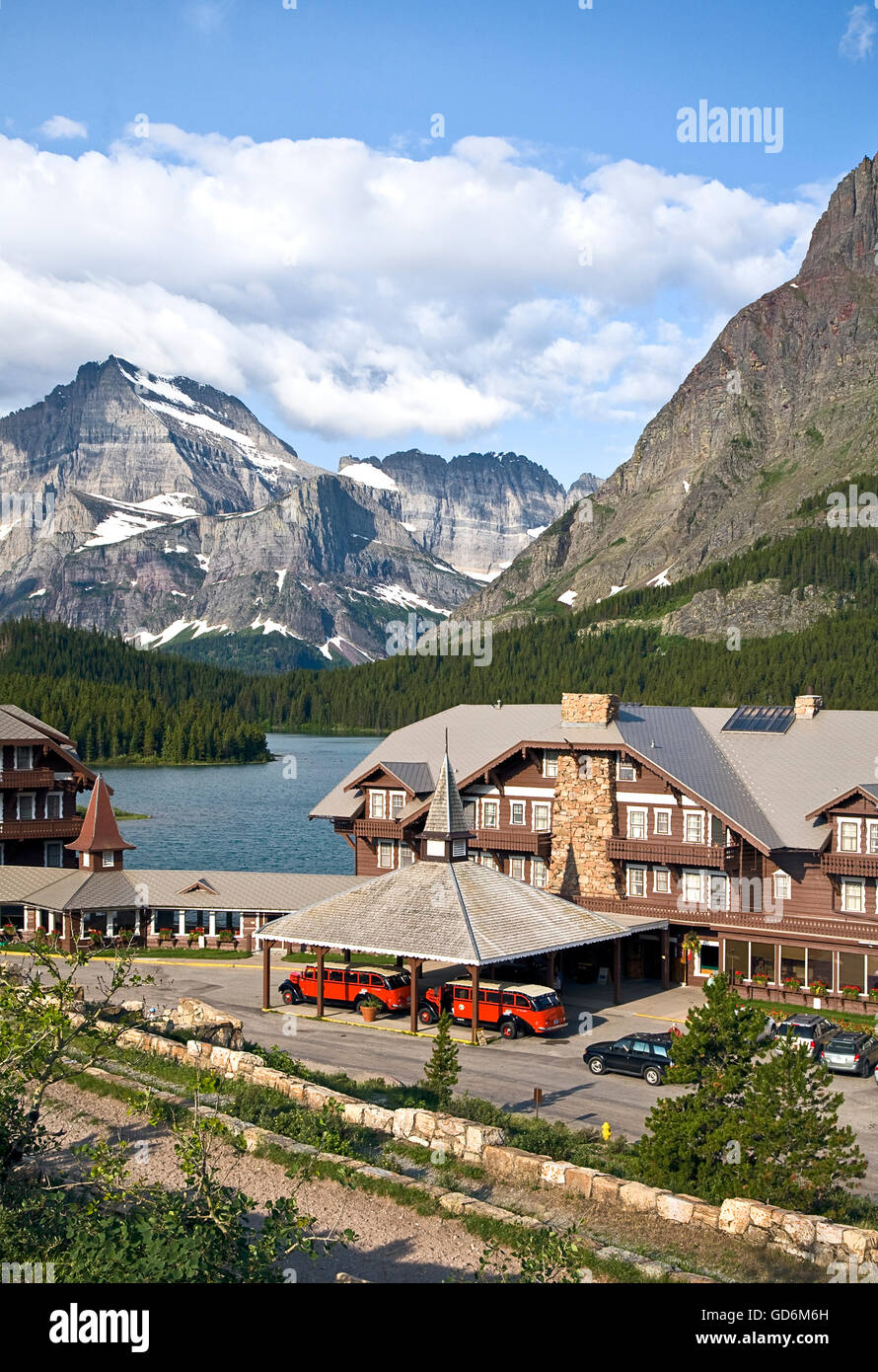 Viele Glacier-Hotels am Swiftcurrent Lake, mit historischen roten Bussen unter dem Hafen. Die Red Buss gelten als Symbol des Bruttosozialprodukts und sind frisch aus einer vollständigen Restaurierung durch die Ford Motor Company. Sie wurden zwischen 1936 und 39 gebaut und haben Oberteile, die sich zurückdrehen lassen Stockfoto