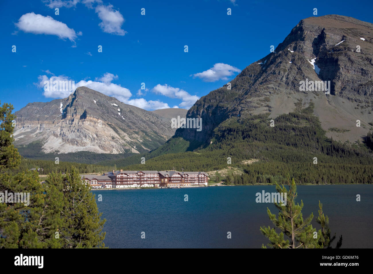 Das viele Glacier-Hotel im Glacier National Park liegt am Swiftcurrent Lake, der Quelle des Swiftcurrent River. Stockfoto